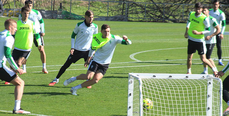 Alberto del Moral durante el ronde de este miércoles en su vuelta a los entrenamientos con el grupo.