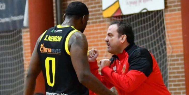 Alberto Rueda da indicaciones a Newson.