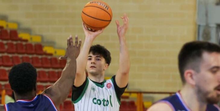 Alejandro Orozco prepara un tiro ante el Clavijo.