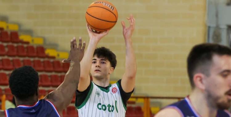 Alejandro Orozco prepara un tiro ante el Clavijo.