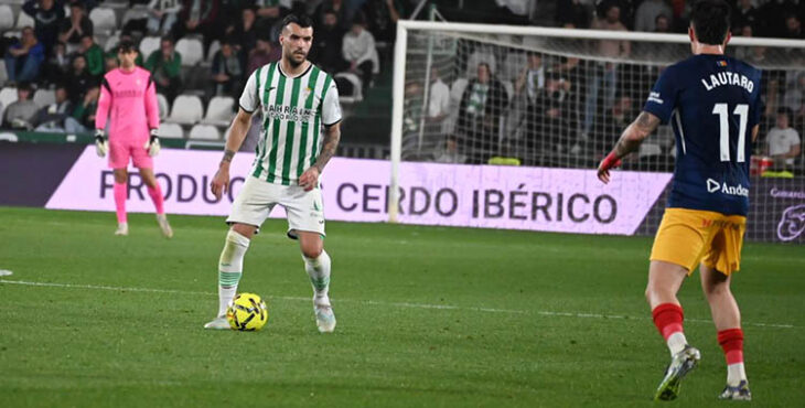 Álex Martín, uno de los defensas del Córdoba, en la noche aciaga ante el Andorra. Autora: Natalia Román