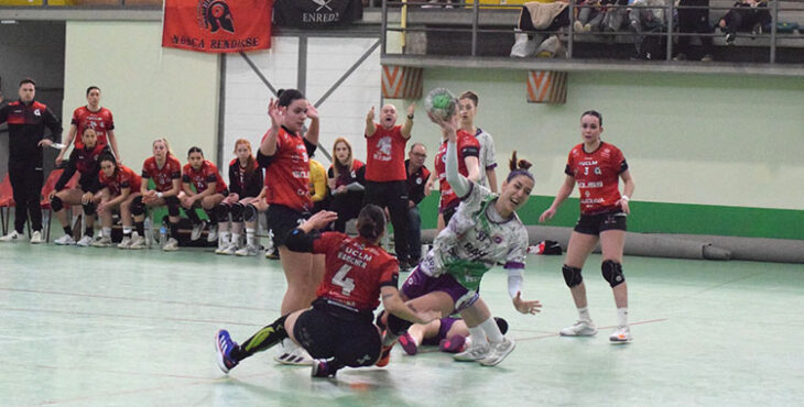 La jugadora Andrea Roda tirando a portería en un encuentro. Foto: Laclasi.es