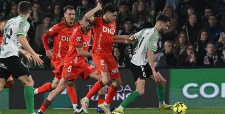 Andrés Martín escapa de la presión de un jugador del Burgos.