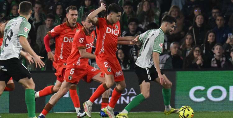 Andrés Martín escapa de la presión de un jugador del Burgos.