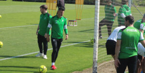 Pensativo. Iván Ania en una transición del entrenamiento en la Ciudad Deportiva.