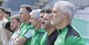 Iván Ania escuchando el himno del Córdoba junto a su cuerpo técnico.