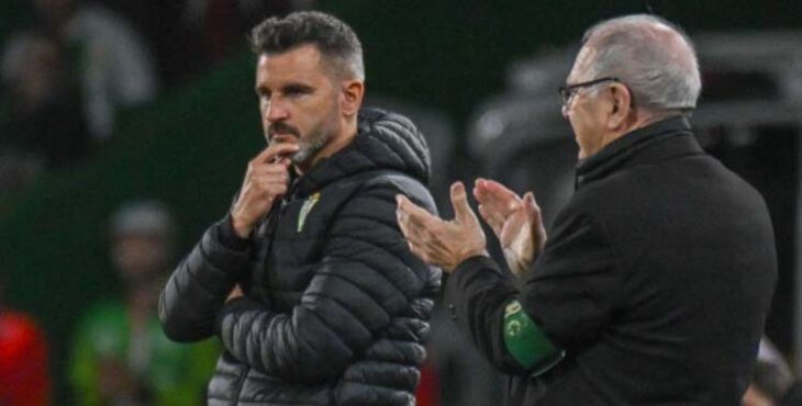 Iván Ania, pensativo en la banda de El Sardinero.