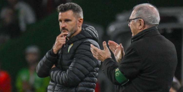 Iván Ania, pensativo en la banda de El Sardinero.