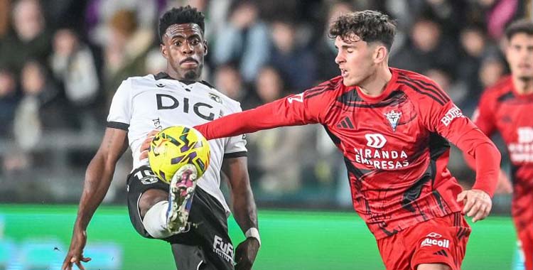 Appin gana un balón en un partido del Burgos.