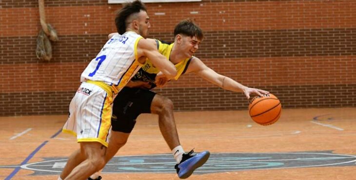 Alejandro Arcones recibe la presión de un rival.