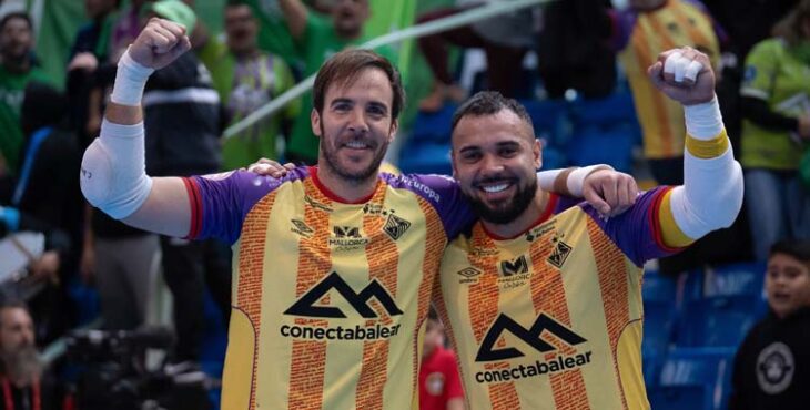 Carlos Barrón celebra con Dennis en una imagen de archivo.