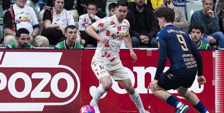 Bebé encara a un rival en un partido de ElPozo.