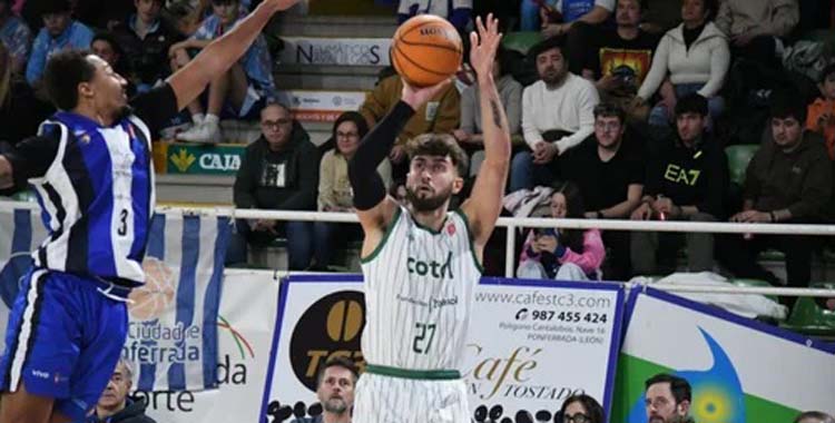 Fernando Bello busca un tiro en un partido del Coto Córdoba.