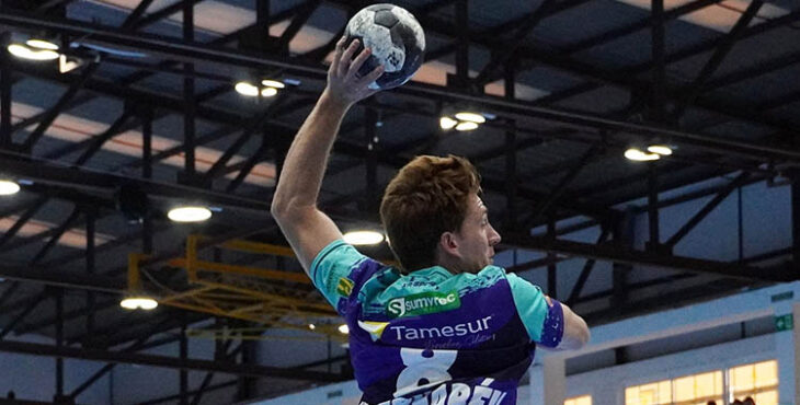 Paco Bernabéu volando desde su extremo.