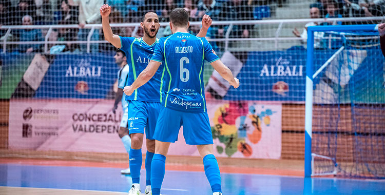 Boyis celebrando con un compañero en un partido con el Valdepeñas. Foto: @aurecape
