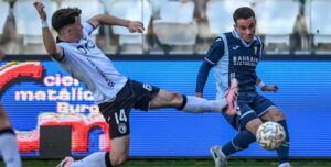 Diego Bri trata se superar a un jugador del Burgos.