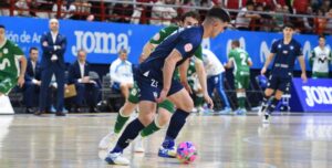 Carlos Gómez conduce el balón ante el Movistar Inter.