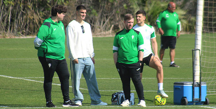 Carlos Isaac siguiendo el entrenamiento junto a Juan María Alcedo y los fisios del Córdoba.