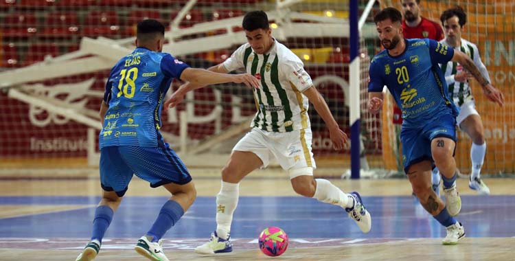 Carlos Gómez trata de superar a un rival.