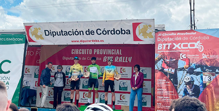 Carlos Tienda en el podio tras su victoria lograda en el XCO de Rute