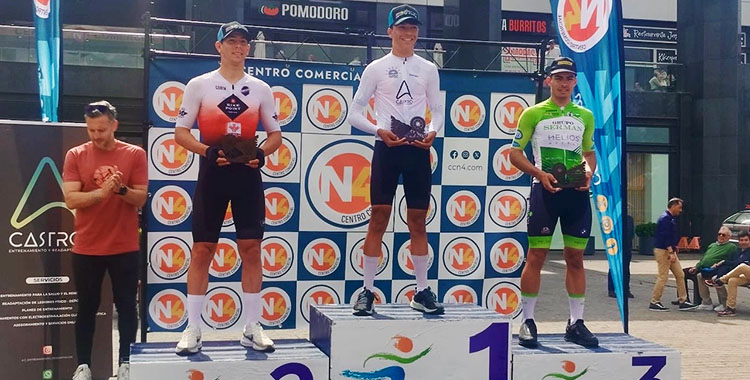 Carlos Tienda en el podio tras su tercera posición en Écija.