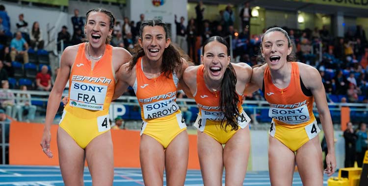 Carmen Avilés y sus compañeras celebran el pase a la final del Mundial Indoor.