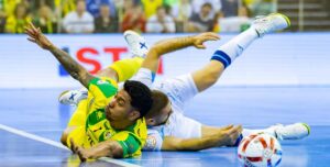 Cecilio cae tras un choque con un rival.