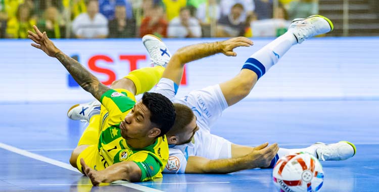 Cecilio cae tras un choque con un rival.