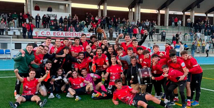 El Egabrense celebrando con la grada tras su triunfo en el derbi. Foto: @cdegabrense