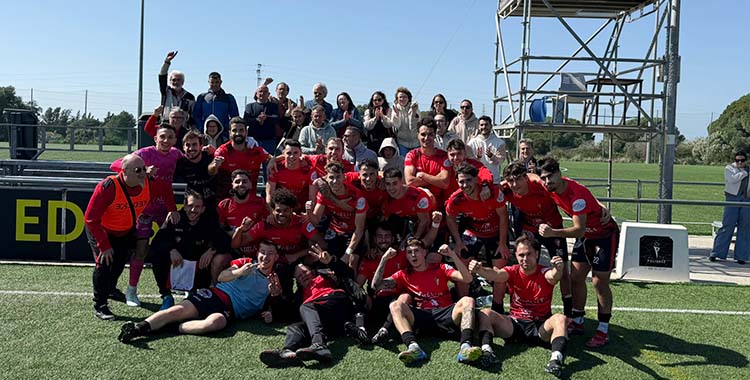 La plantilla del Egabrense celebrando su triunfo ante el Cádiz C Foto:@CDEgabrense1924