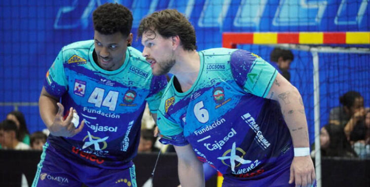 Los pivotes Claudio y Dani Ramos departiendo en defensa.