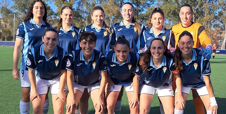 Las once titulares del Córdoba Femenino posan antes de enfrentarse al Málaga.