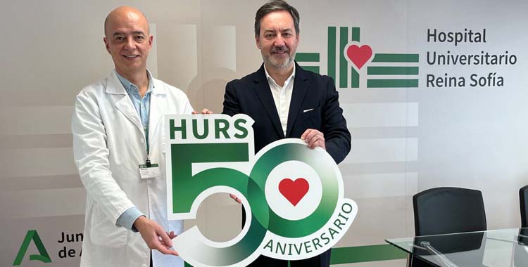 Fernández Monterrubio posa con el gerente del Reina Sofía.