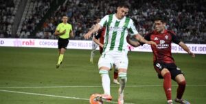Carracedo protege el balón en la última visita del Mirandés a El Arcángel.