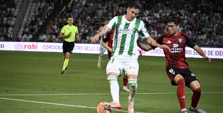 Carracedo protege el balón en la última visita del Mirandés a El Arcángel.