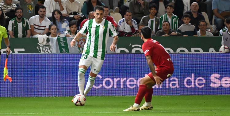 Carracedo encara a un jugador del Zaragoza en la anterior campaña.