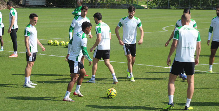 Los futbolistas del Córdoba en el rondo con Dalisson en el centro de la imagen.