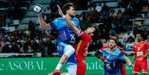 David Estepa armando su brazo ante la defensa del Bada Huesca.