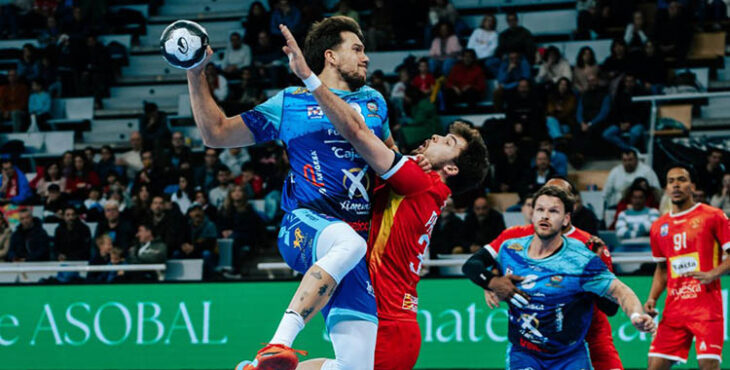 David Estepa armando su brazo ante la defensa del Bada Huesca.