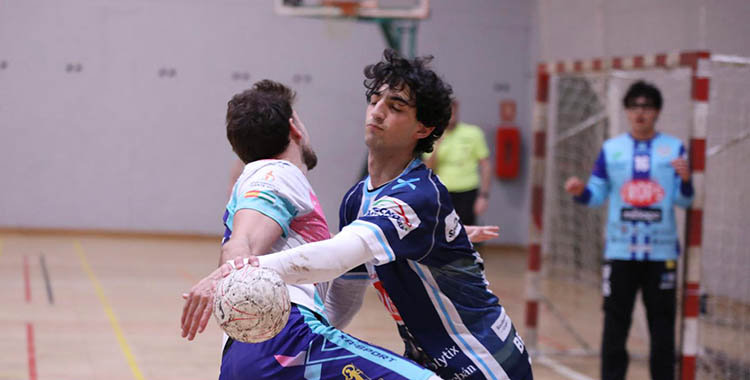 David Estepa intentando superar a un jugador del Trops Málaga.