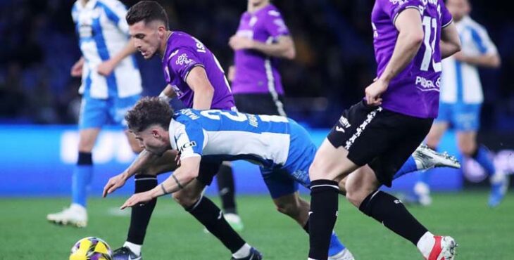 Isma Ruiz salva la presión de Soriano en Riazor en la pasada campaña.