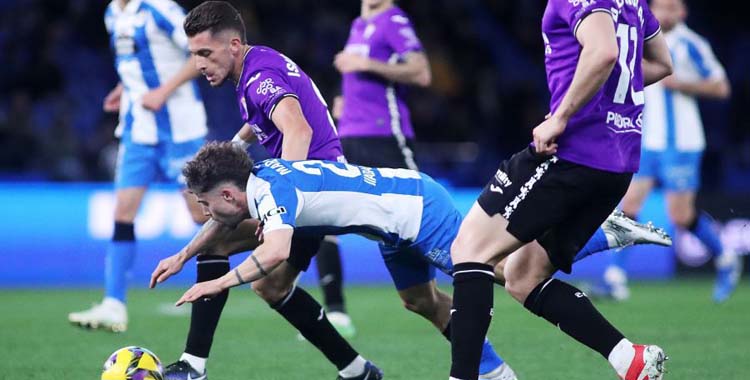 Isma Ruiz salva la presión de Soriano en Riazor en la pasada campaña.