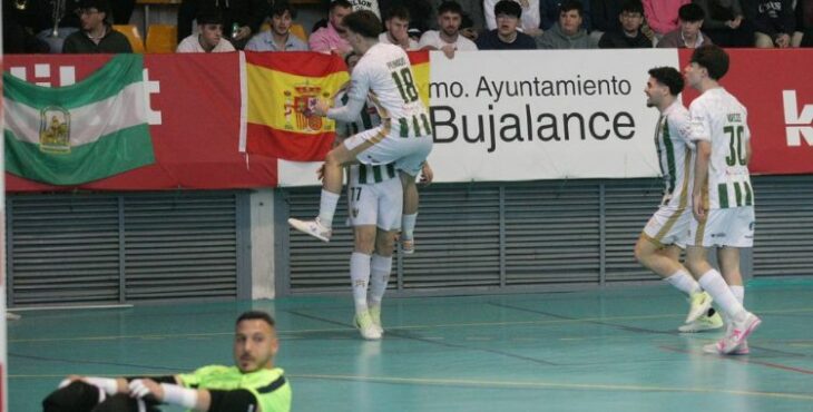 La alegría del filial en uno de sus goles, con la decepción de Cristian Ramos en primer término. Foto: Edu Luque / Córdoba Futsal