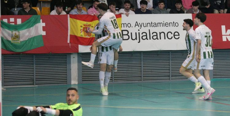 La alegría del filial en uno de sus goles, con la decepción de Cristian Ramos en primer término. Foto: Edu Luque / Córdoba Futsal