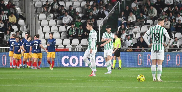 Impotencia. Los blanquiverdes tras uno de los tantos encajados ante el Andorra. Autora: Natalia Román