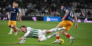 Caída con todo el equipo. Como la de Diego Bri en esta acción ante el Andorra, así ha sido el batacazo reciente califal. Autora: Natalia Román