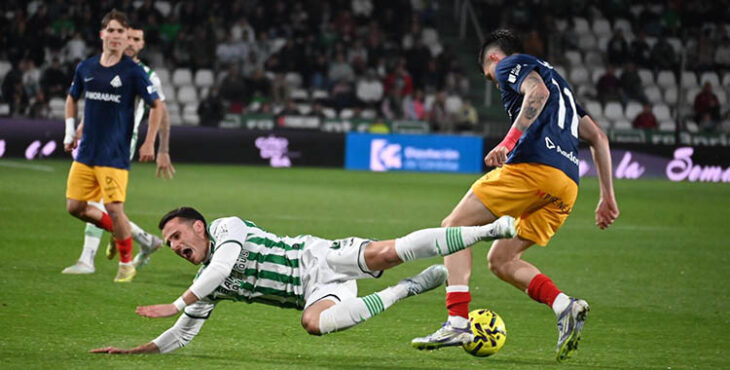 Caída con todo el equipo. Como la de Diego Bri en esta acción ante el Andorra, así ha sido el batacazo reciente califal. Autora: Natalia Román