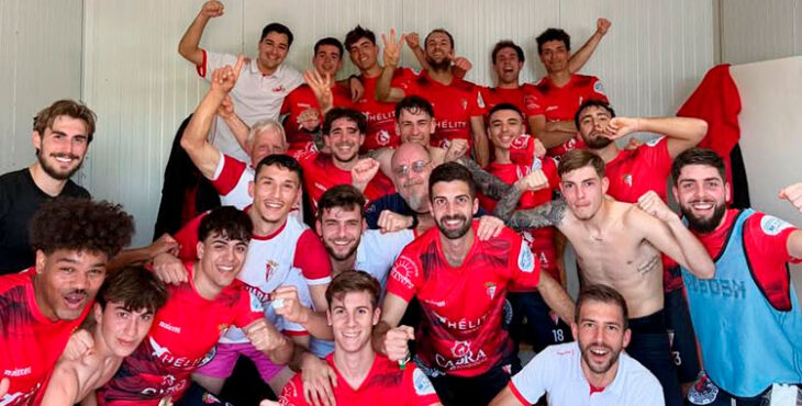 El Egabrense celebrando en el vestuario su triunfo en Sevilla. Foto:@cdegabrense