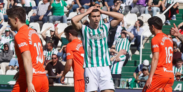 Adrián Fuentes se lamenta tras una de las ocasiones falladas en la segunda parte. Autor: Pedro Funes