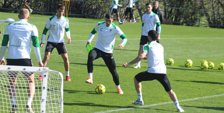 Fuentes busca el balón en un rondo.